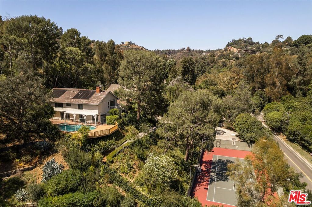2573 Benedict Canyon Drive — photo