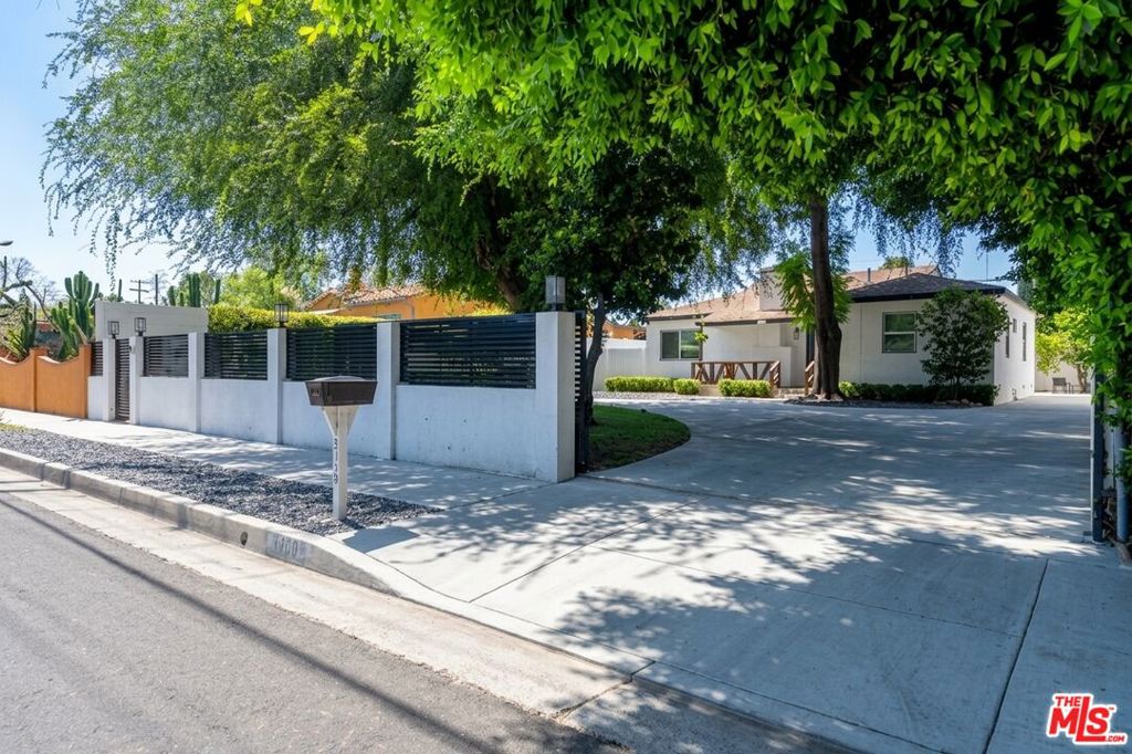 5409 Fallbrook Avenue — photo
