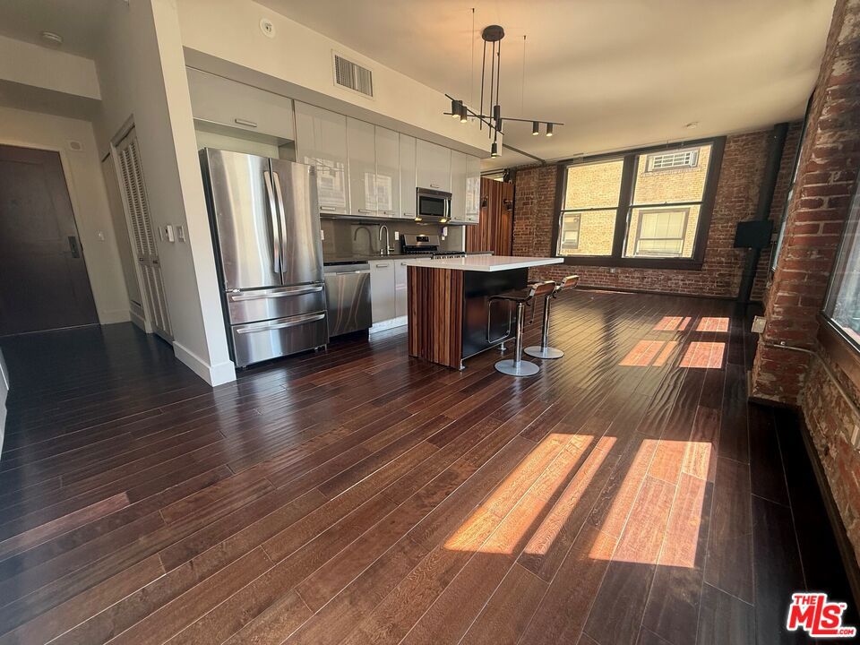 460 S Spring Street 1011 — photo