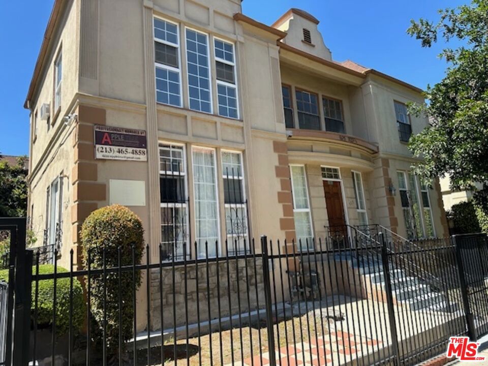 925 S Hobart Boulevard 1/2 — photo