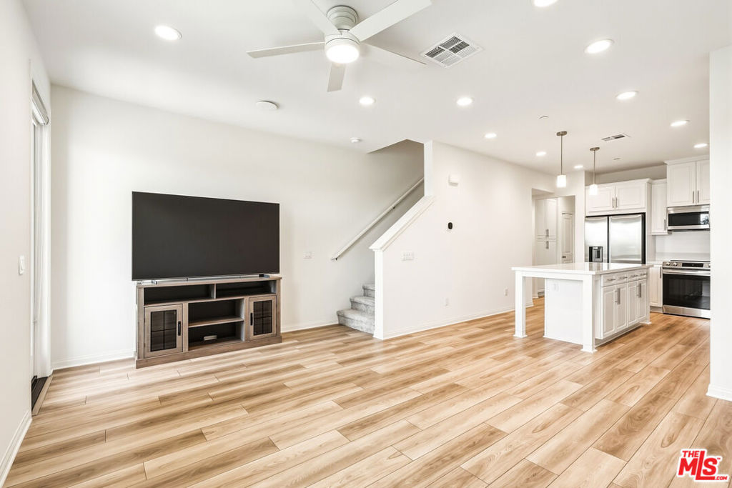1095 N Harbor Blvd — photo