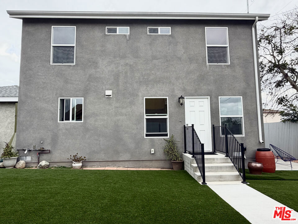 384 Hargrave Street 1/2 — photo
