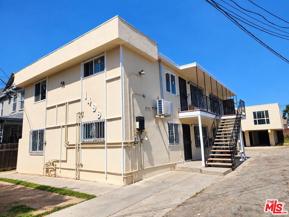 1499 W 35th Place Unit 4 — photo