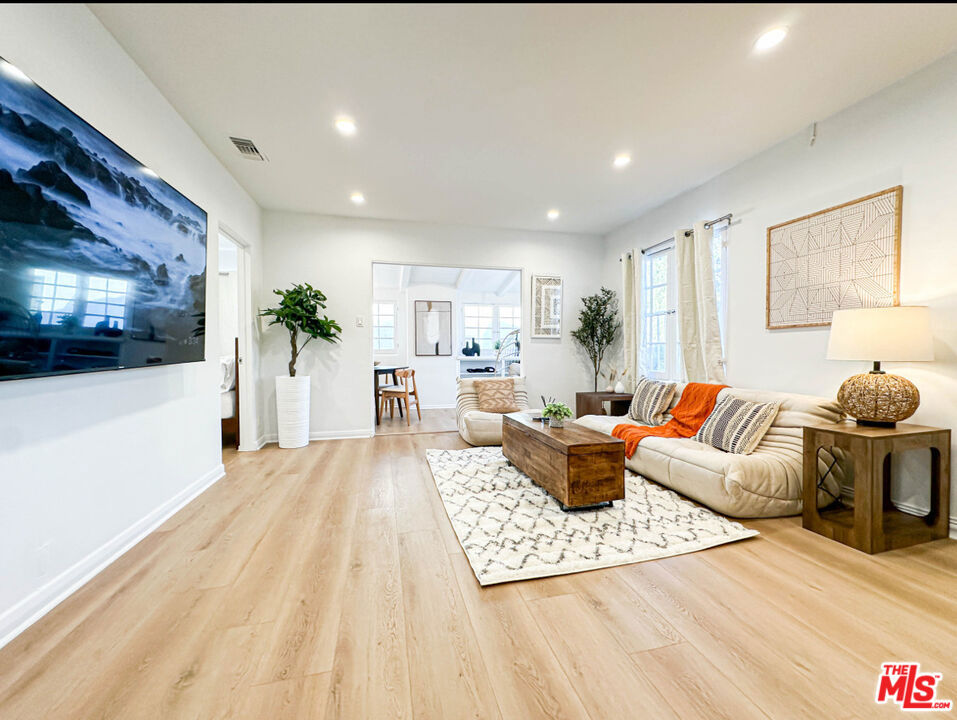 239 S Doheny Drive — photo