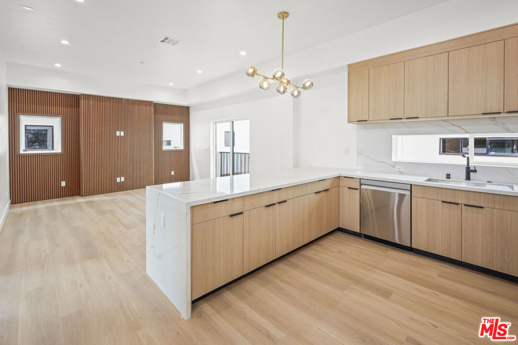 11010 Hortense Street — photo