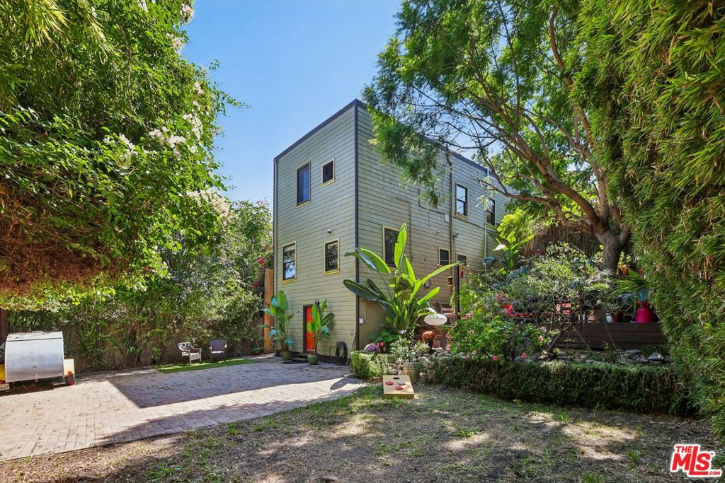 954 E Edgeware Road — photo