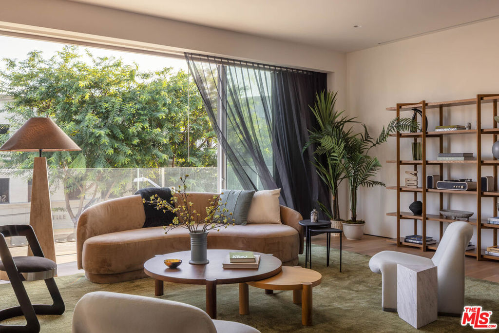 8899 Beverly Boulevard 4G — photo