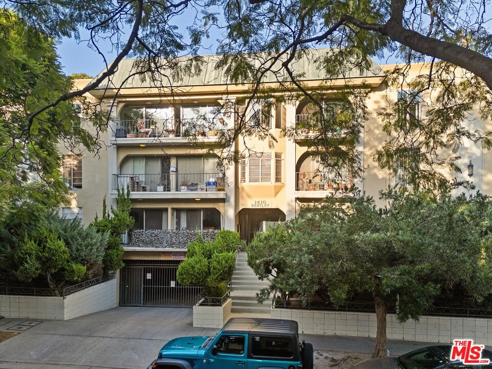 1410 S Bentley Avenue 304 — photo