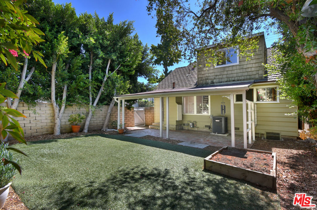 14335 Magnolia Boulevard — photo