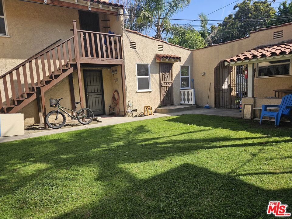 2226 Zoe Avenue C — photo