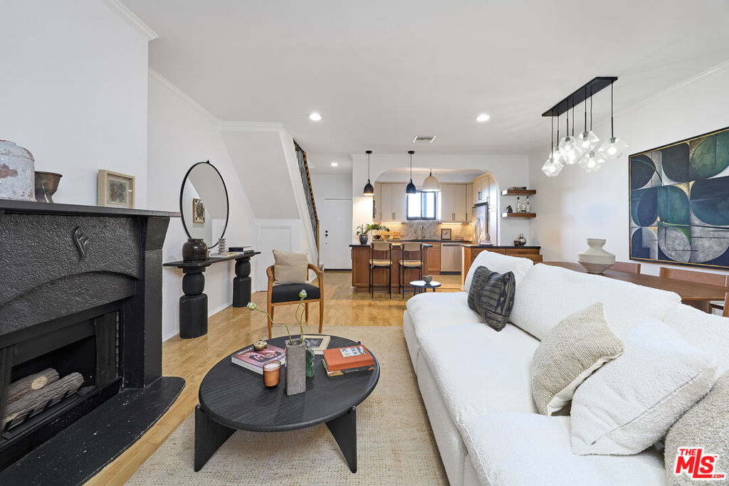 828 N Hudson Avenue Unit 214 — photo