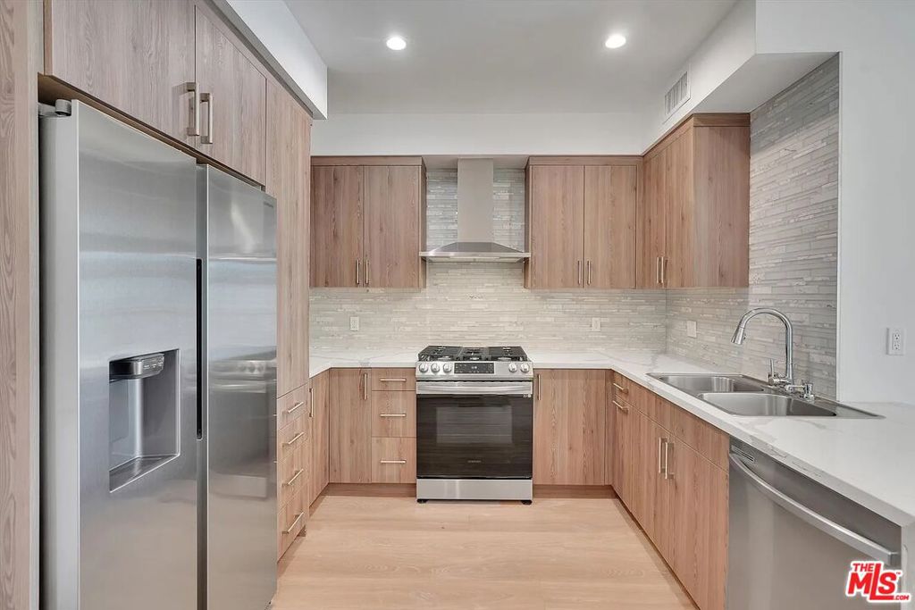 14419 Riverside Drive Unit 203a — photo