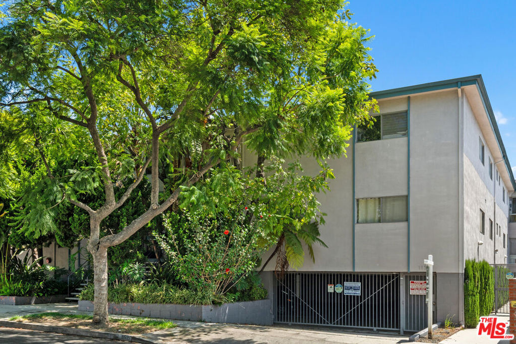 1152 N Poinsettia Place 5 — photo