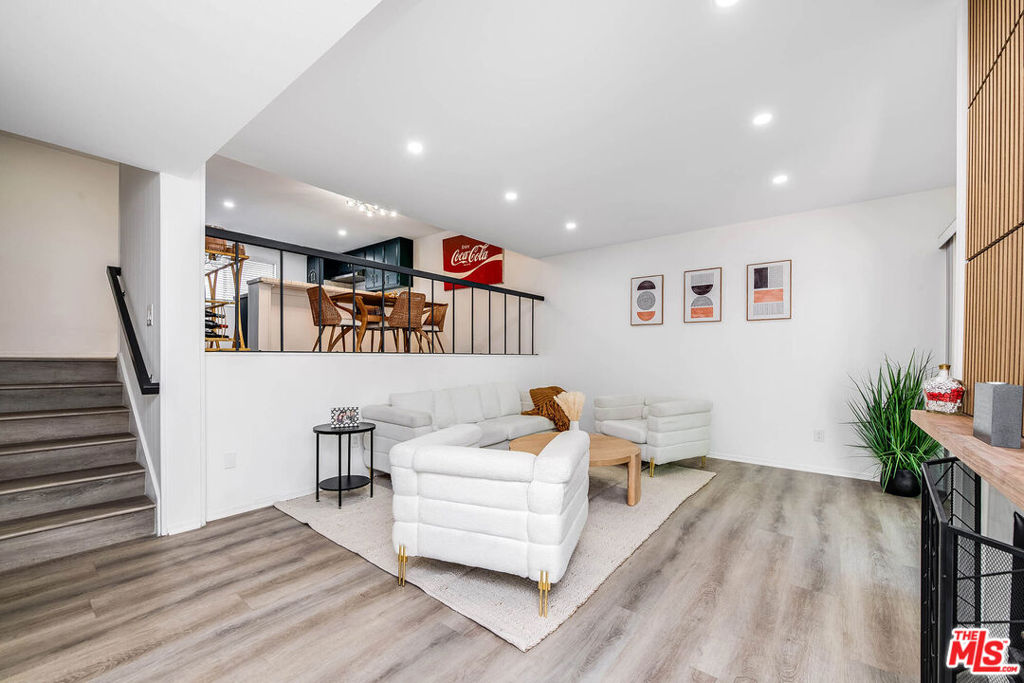 4231 W Sarah Street — photo