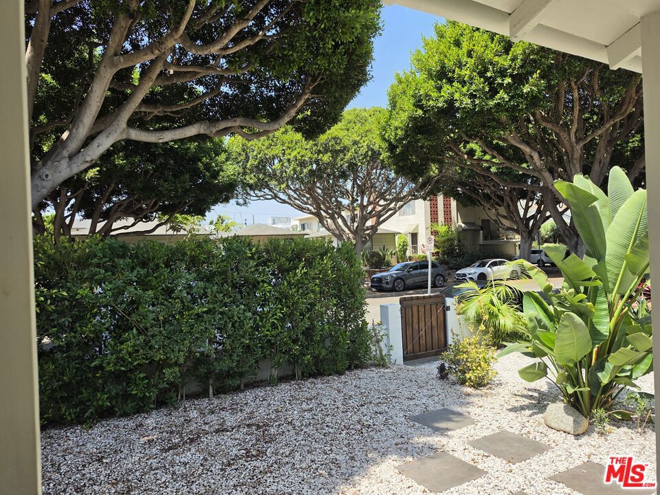 2310 Oak Street — photo