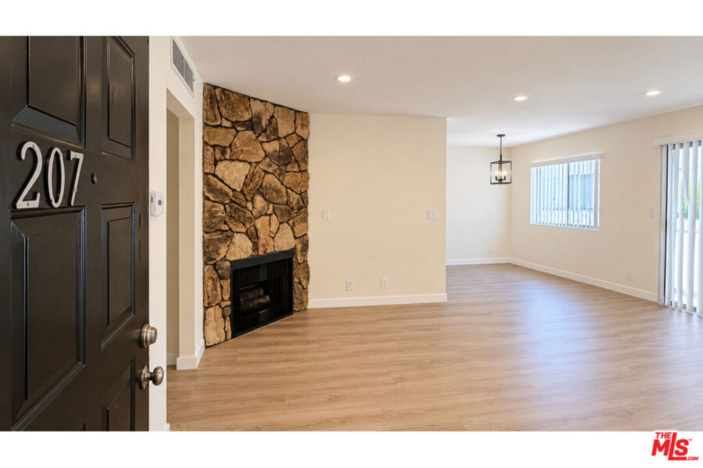 15141 Burbank Boulevard Unit 207 — photo