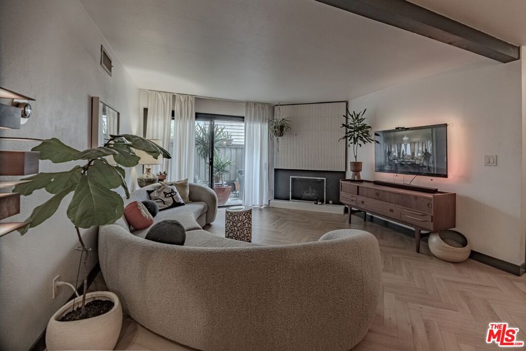 15511 Sherman Way Unit 40 — photo