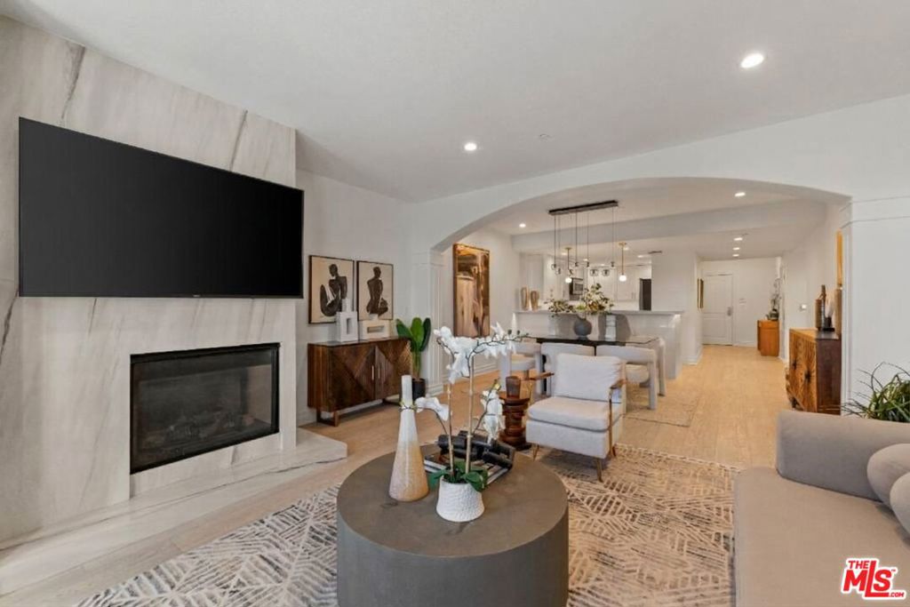 4711 Ambrose Avenue Unit 204 — photo