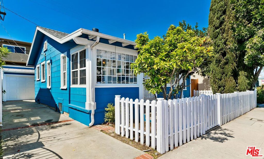 3819 Goldwyn Terrace — photo