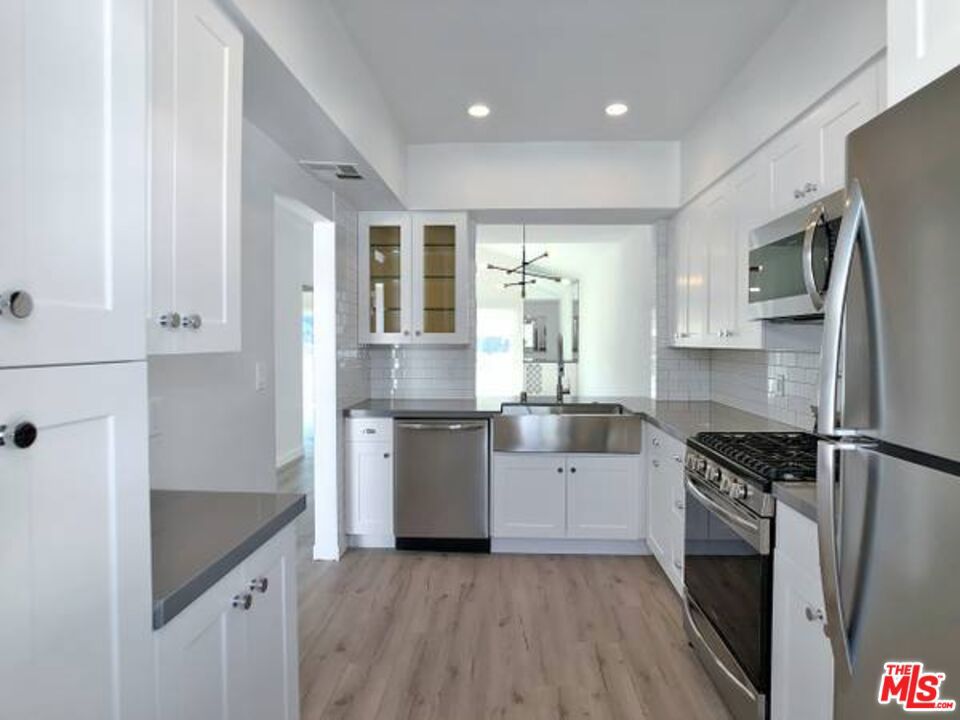 1900 Silver Unit 201 — photo