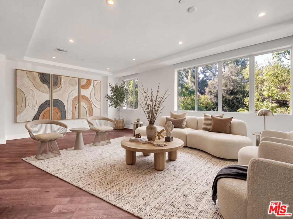 460 N Palm Drive Unit 204 — photo