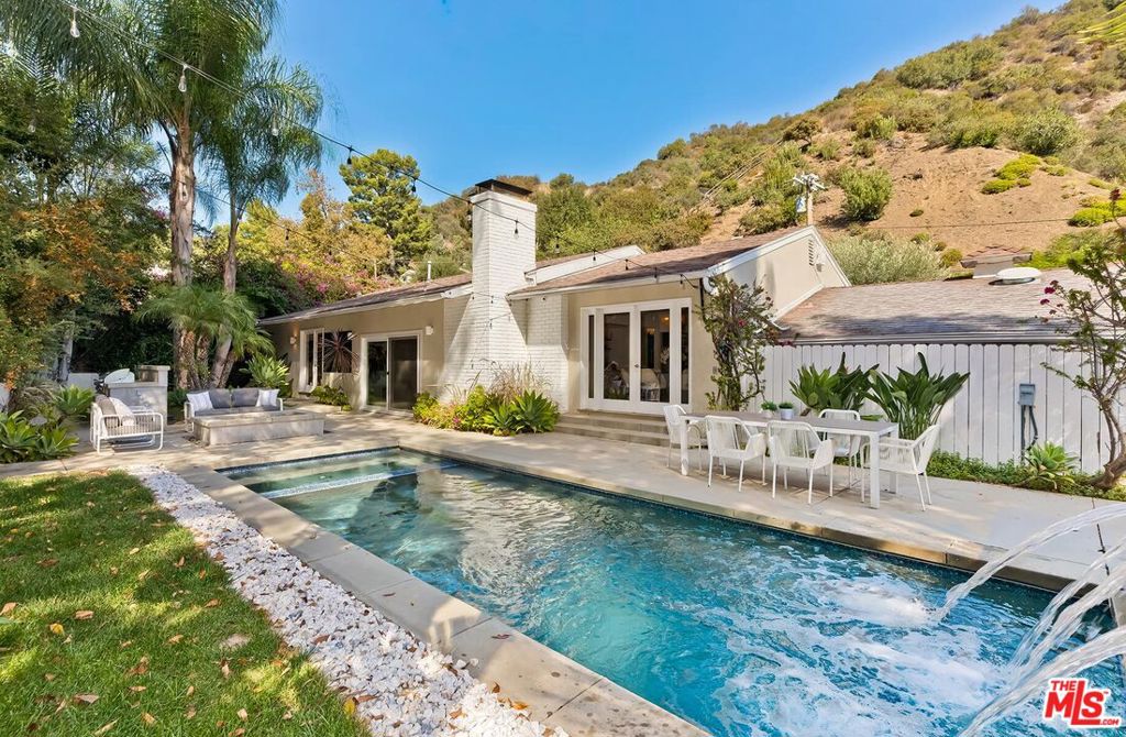 3965 Mandeville Canyon Road — photo