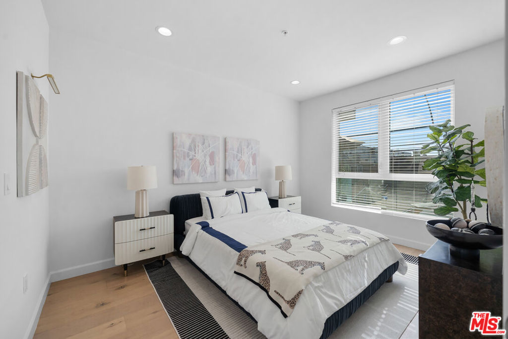 105 S Mariposa Avenue Unit 204 — photo