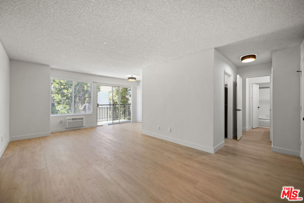 1352 S Carmelina Avenue Unit 207 — photo