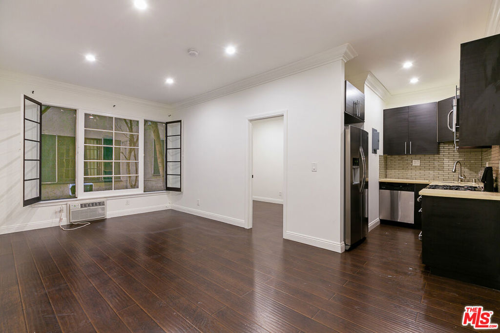 7223 Willoughby Avenue Unit 106 — photo