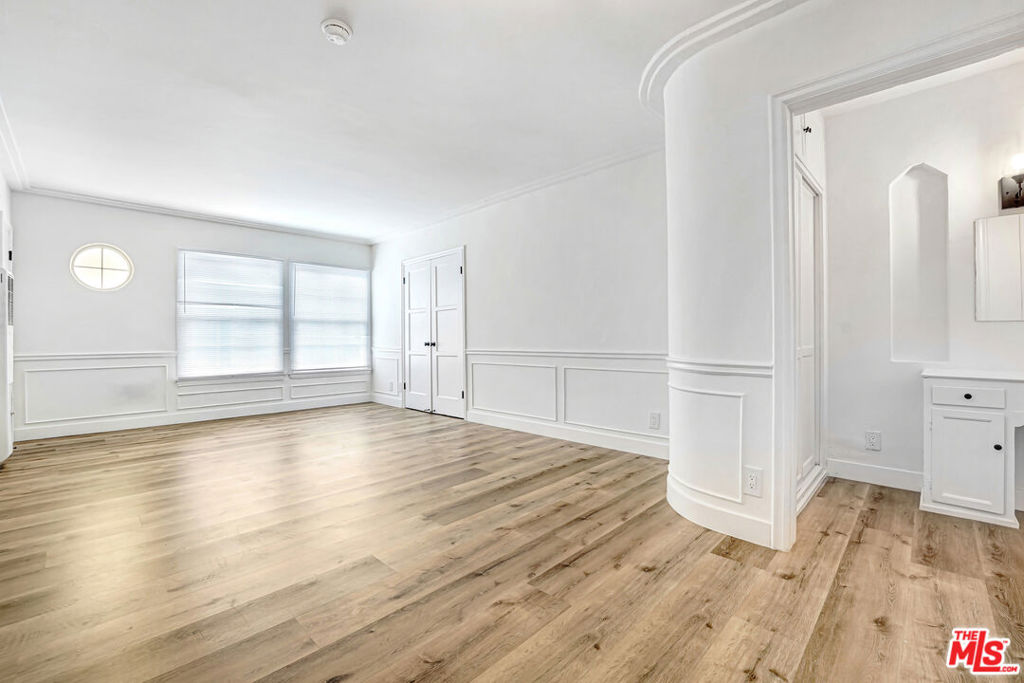 308 S Reeves Drive Unit D — photo