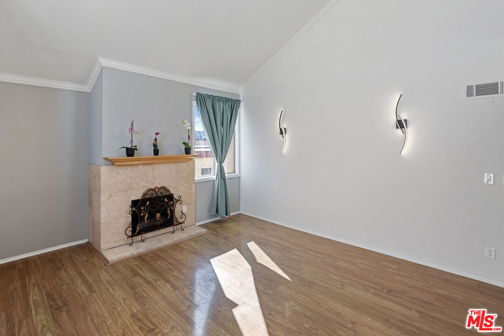 5325 Newcastle Avenue Unit 312 — photo
