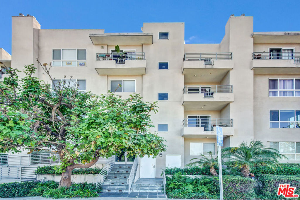 5764 San Vicente Boulevard Unit 201 — photo