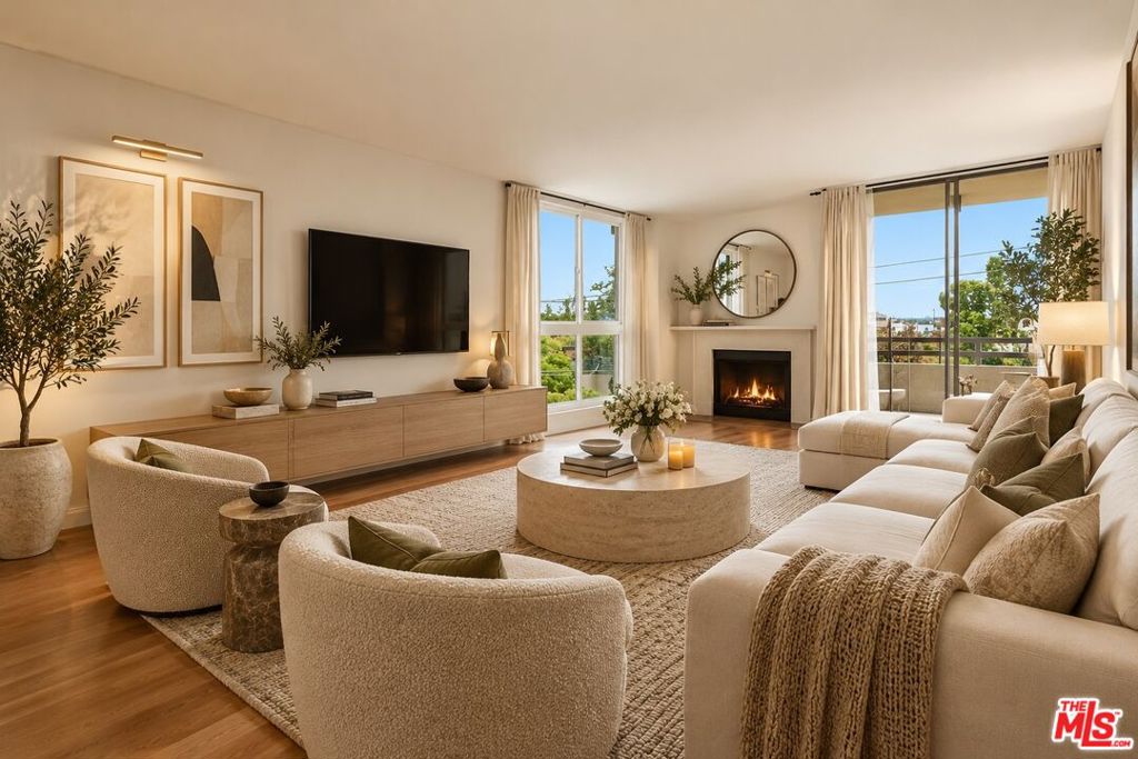 911 N Kings Road Unit 310 — photo
