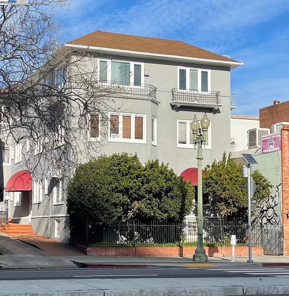 370 Grand Ave — photo