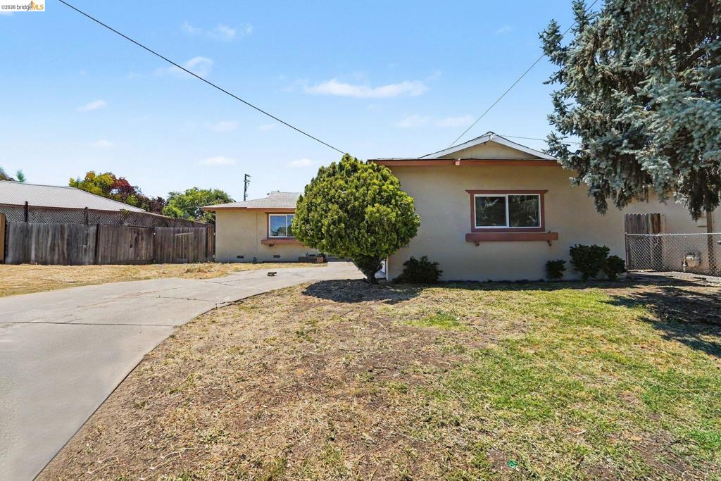 2467 Tanager Cir — photo