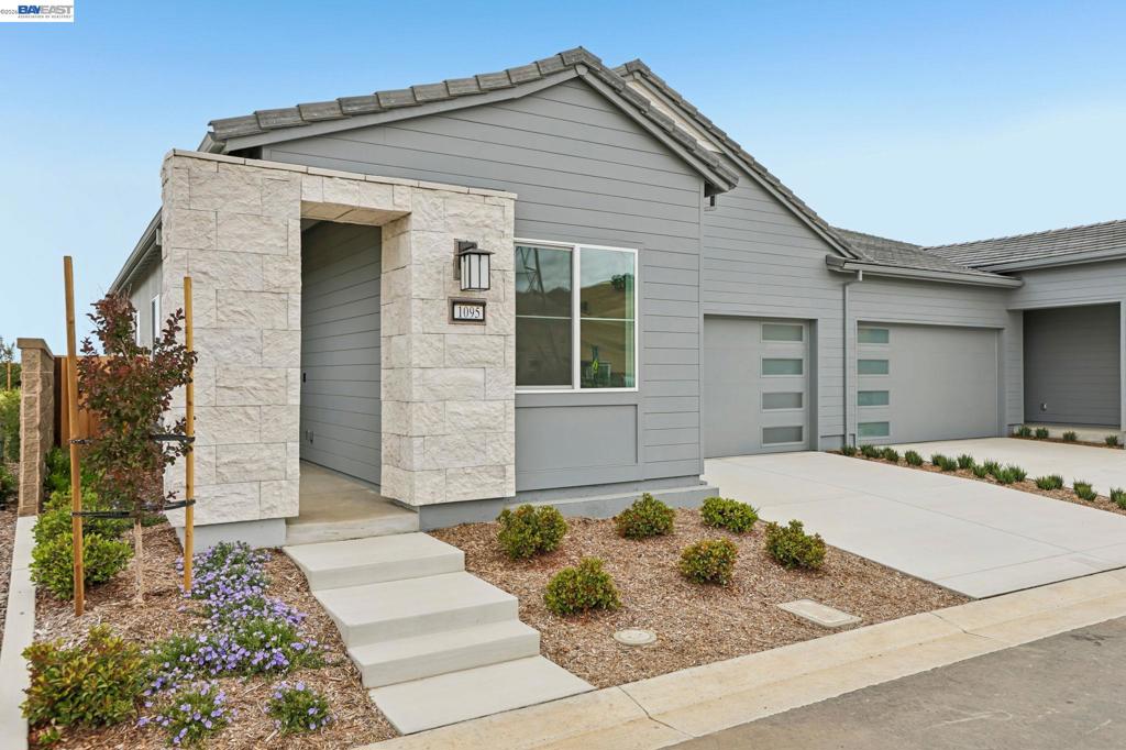 1095 Riverbend Drive — photo