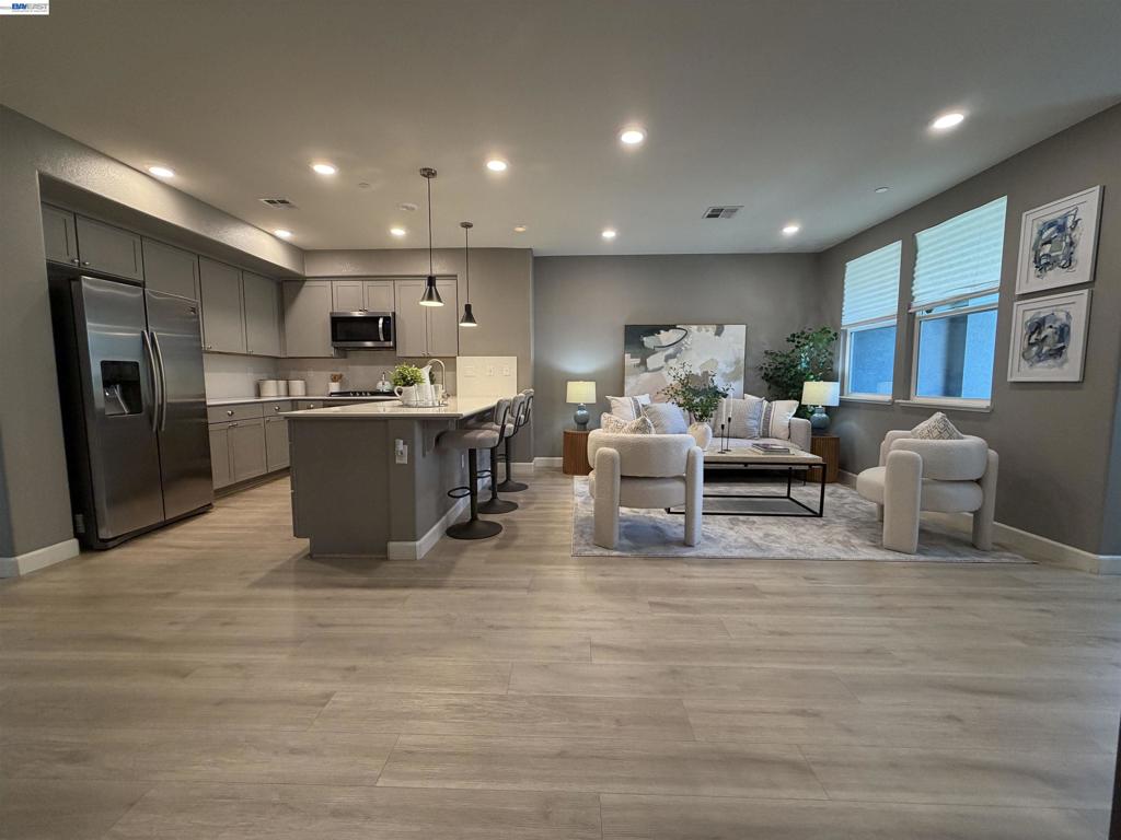 558 Clover Cir — photo