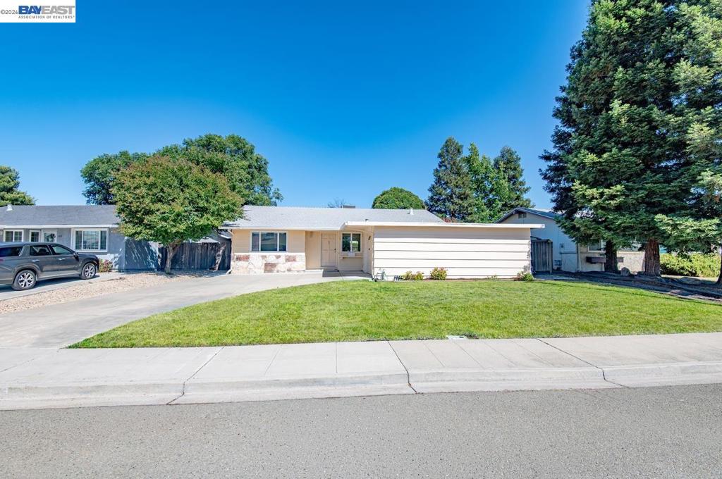1457 Tulip Way — photo