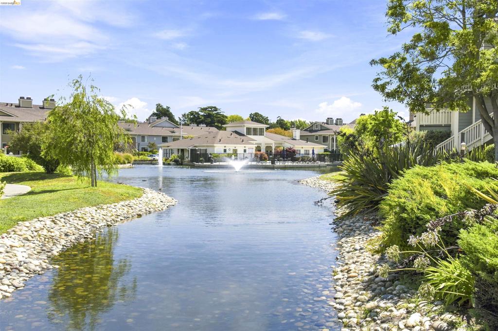 109 Shoreline Ct — photo