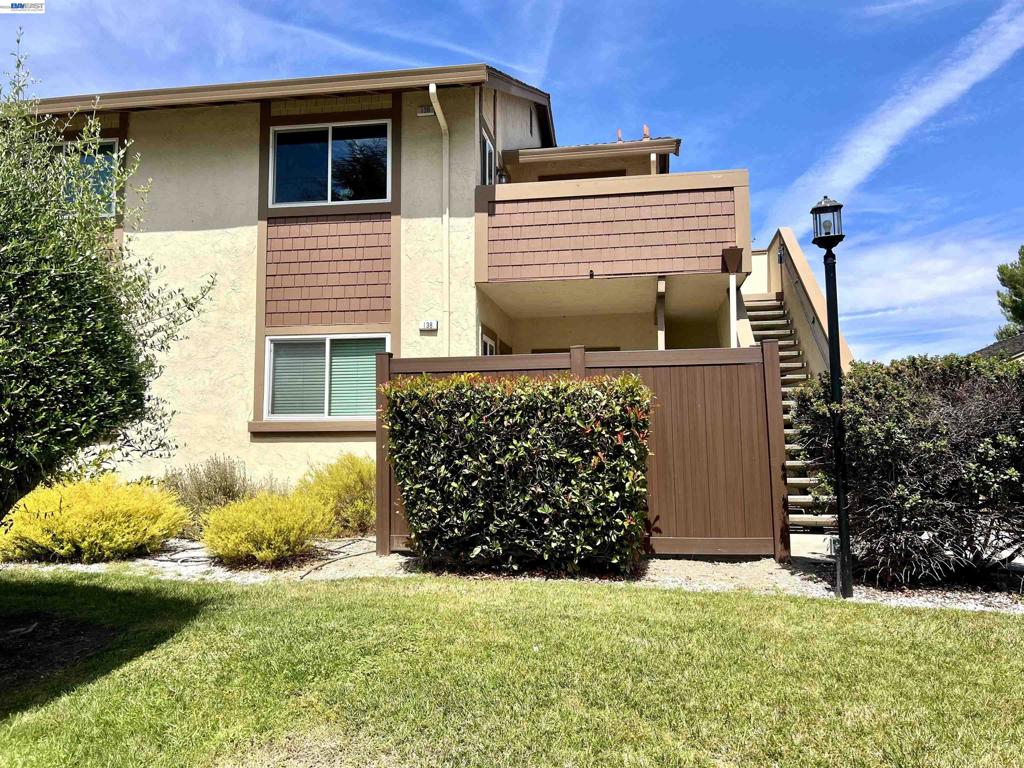 136 Hackamore Ln — photo