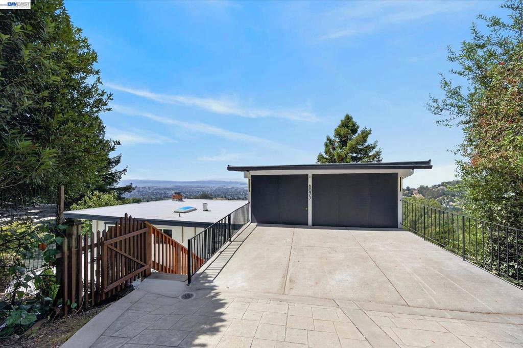 6077 Skyline Blvd — photo