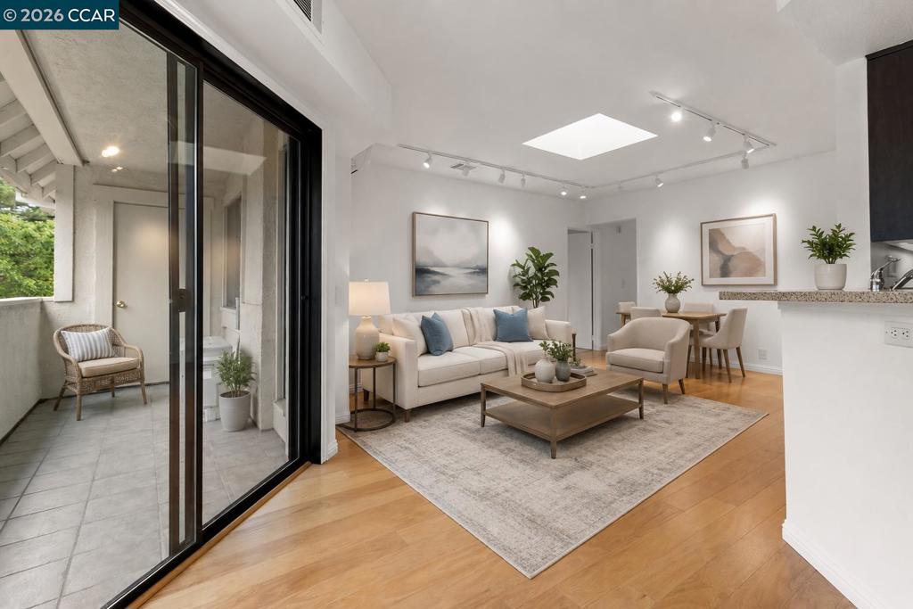 2535 Lucy Lane B — photo