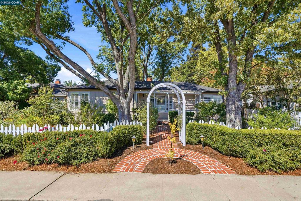 148 Roslyn Dr — photo