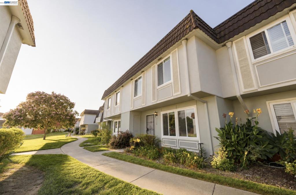 3159 Saginaw Court — photo