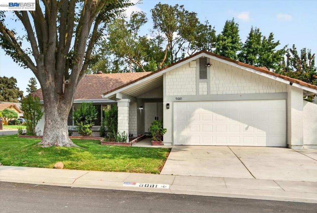 9081 Meadowdale Way — photo