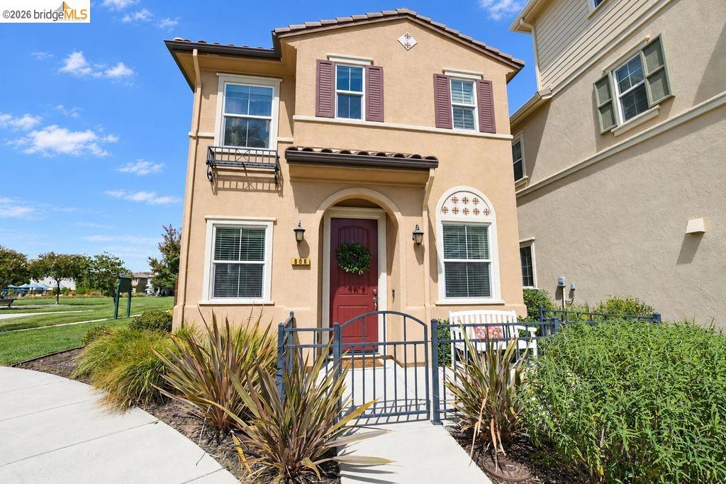 806 Queen Palm Ln — photo
