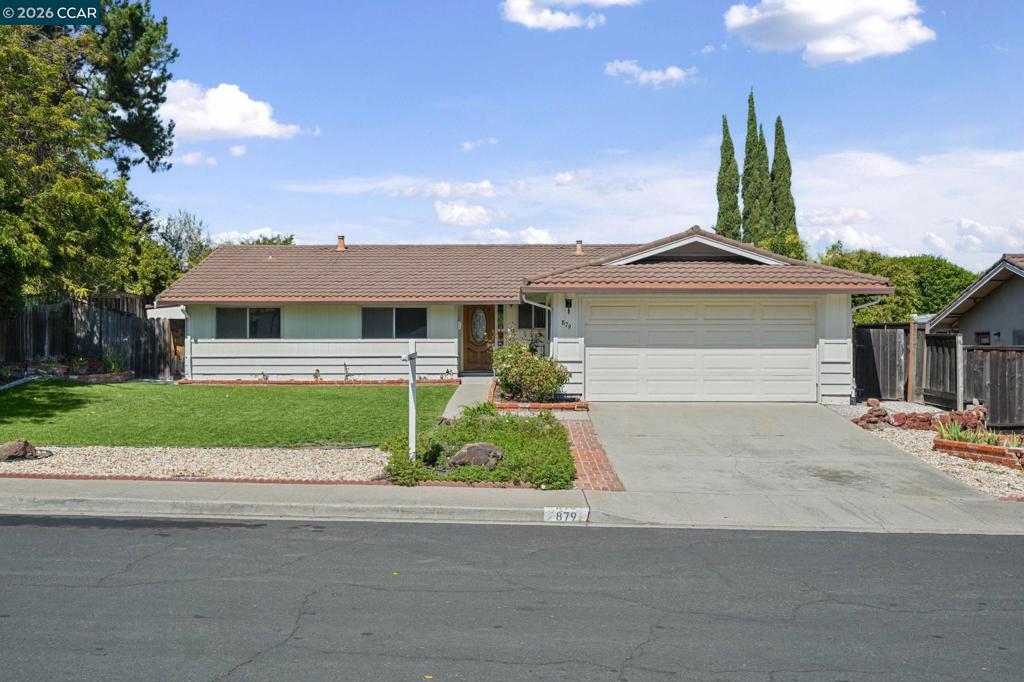 879 Greenway Dr — photo
