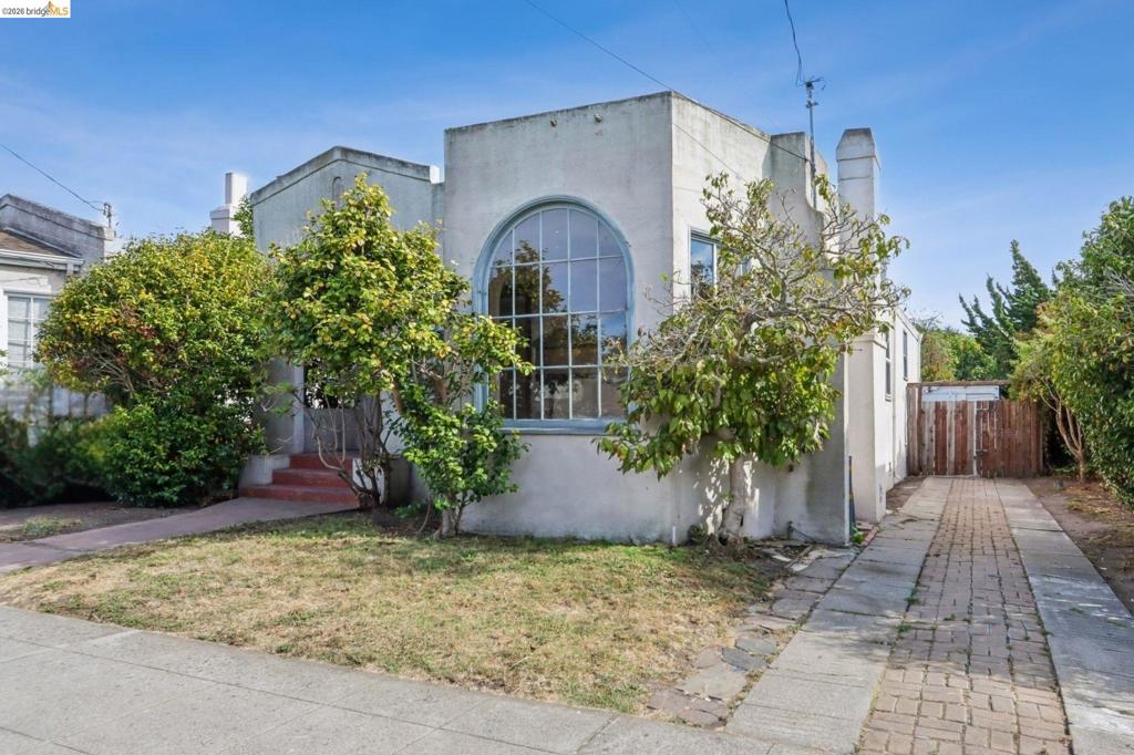 2144 Oregon St — photo