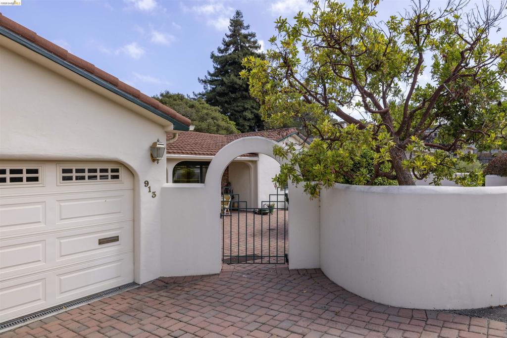 913 MONTEREY CIR — photo 2