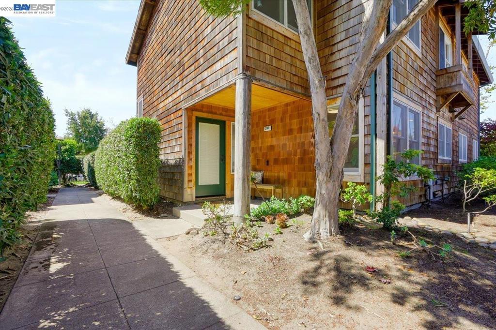 204 Centre Ct — photo